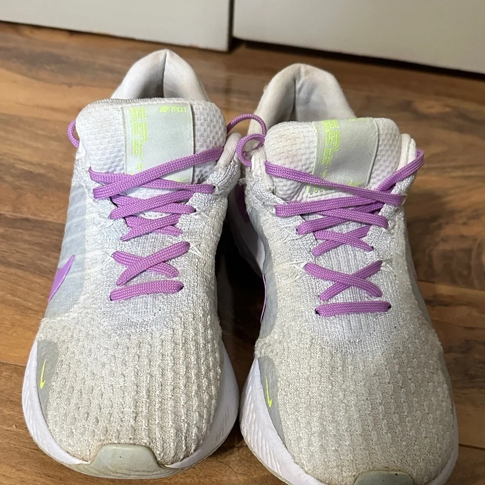 Nike Woman White and Lavender Sneakers
